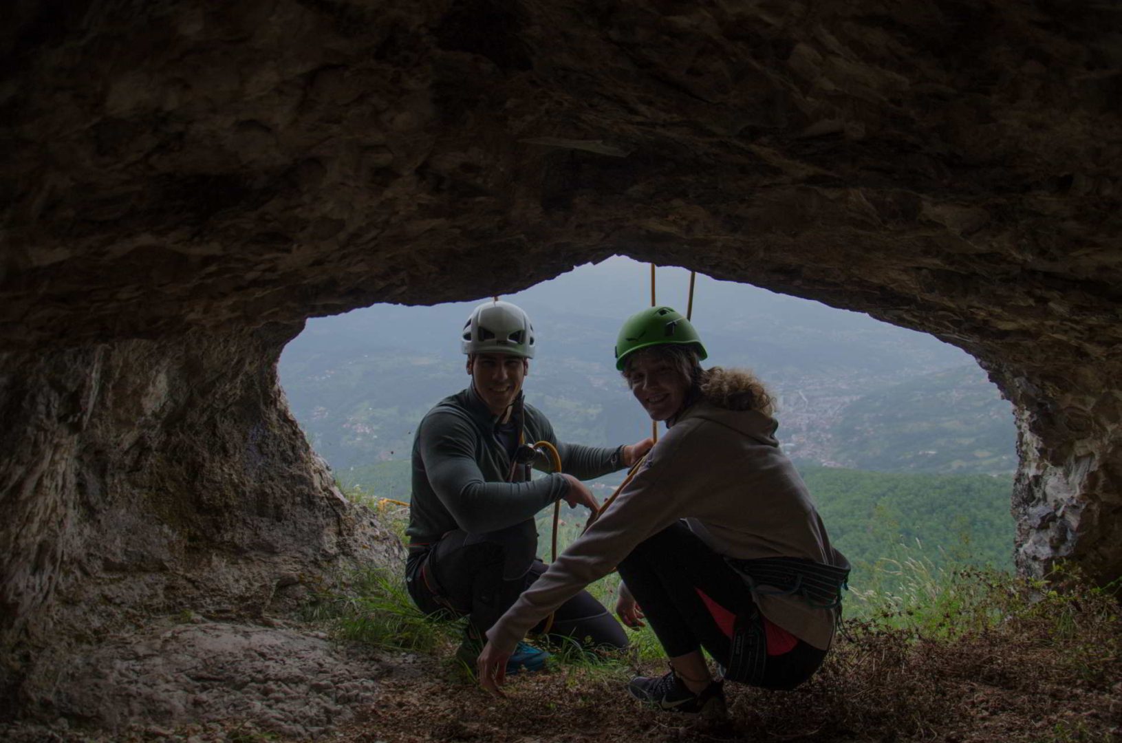 Dvoje ljudi u otvor stene u obliku pećine