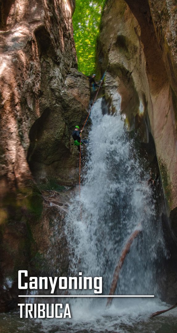 Natpis Kanjon Tribuće. Vodopad od 15 metara i spus uz pomoć užeta.
