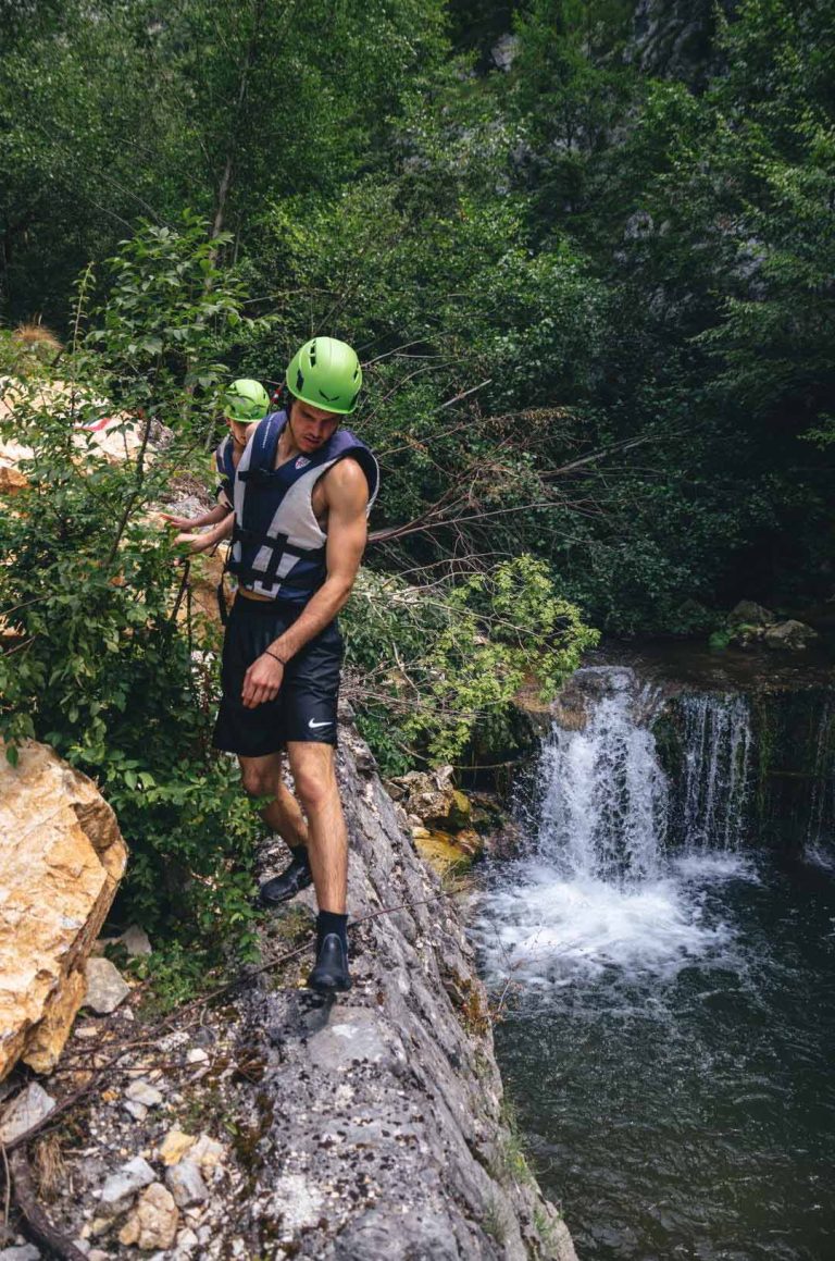 Prolazak turista pored vodopada u kanjonu Kratovske reke