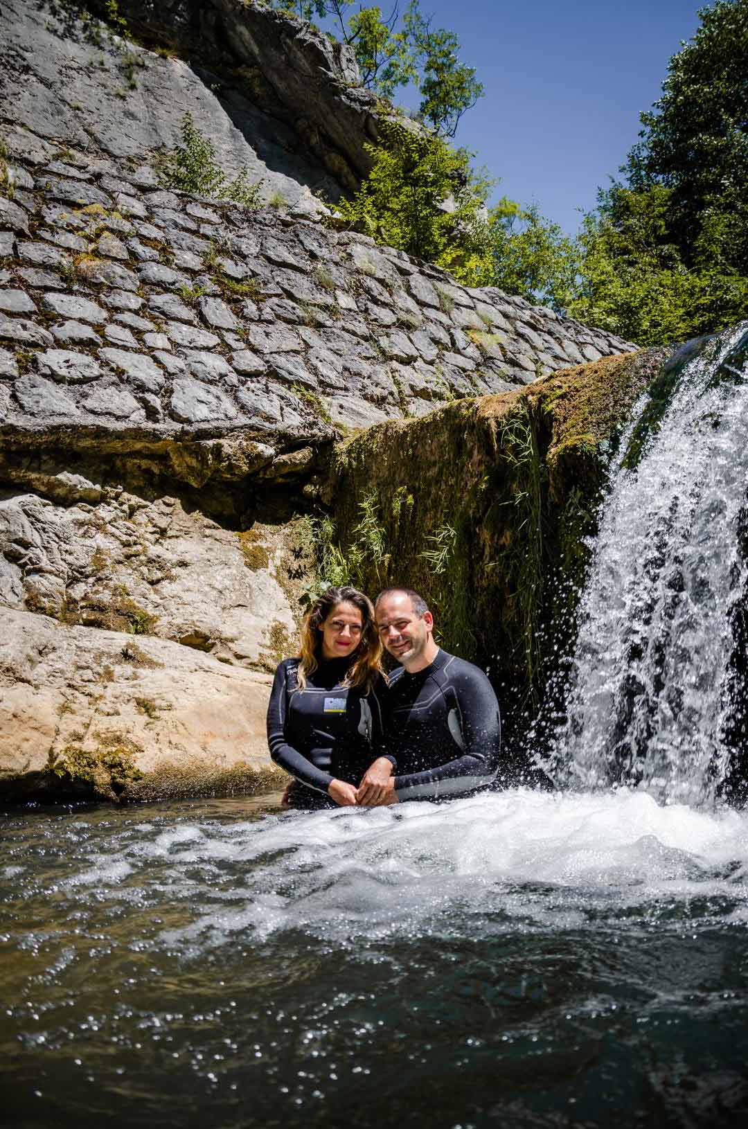 Muž i žena u kanjonu Kratovske reke pored vodopada