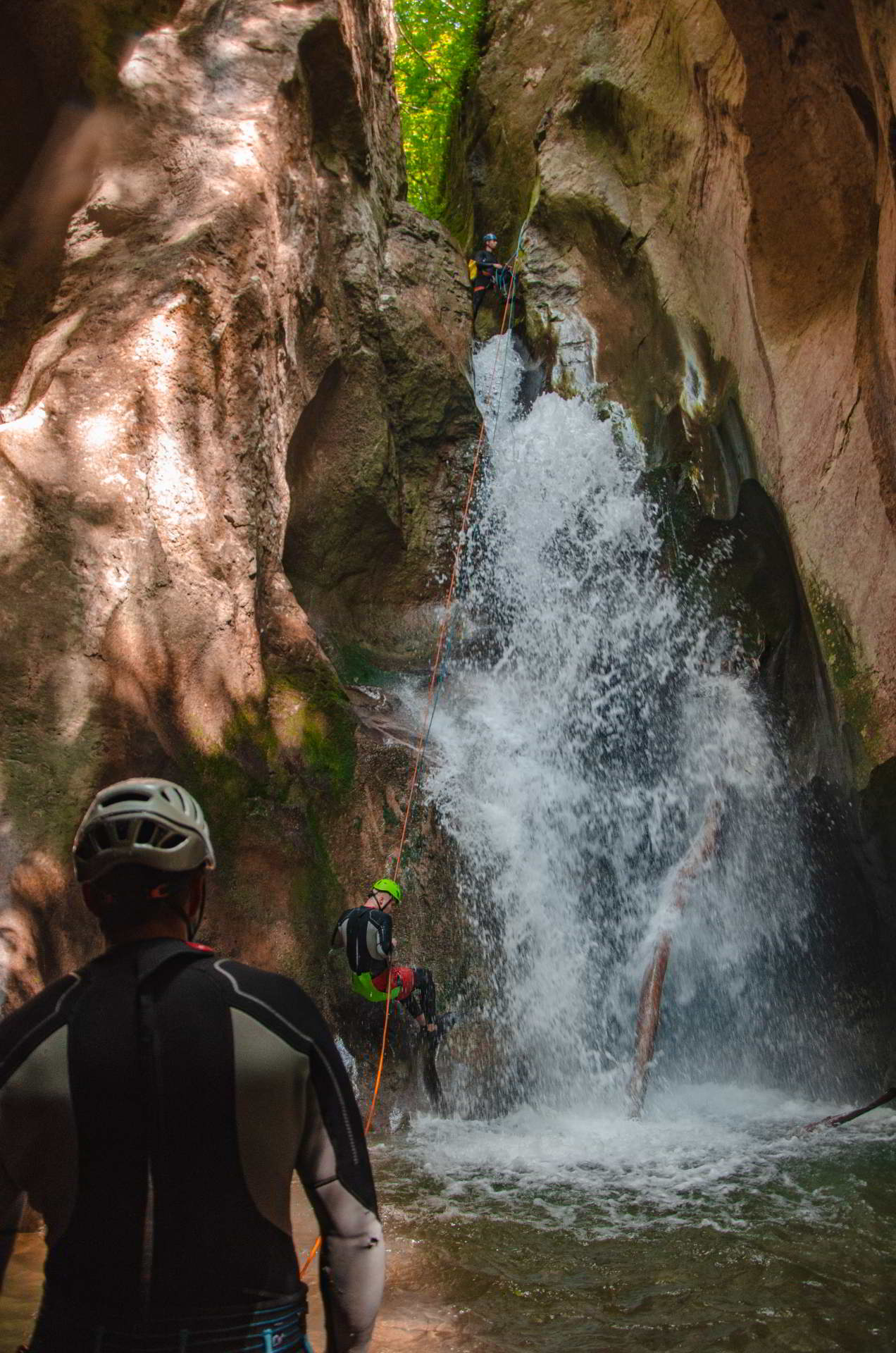 Grupa turista se spusta niz vodopad visine 10 metara