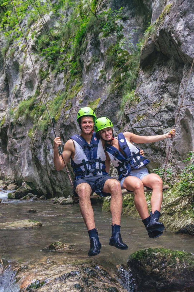 Dvoje mladih se ljuljaju na ljuljašci u kanjonu Kratovske reke