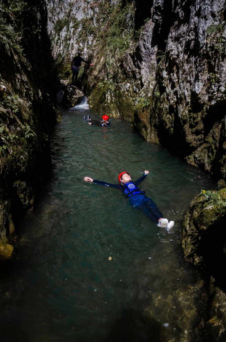 Grupa turista prolazi kroz kanjon Nevidio plivajući