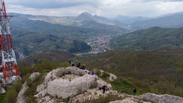 Pogled iz ptičije perspektive na tvrđavu i grad