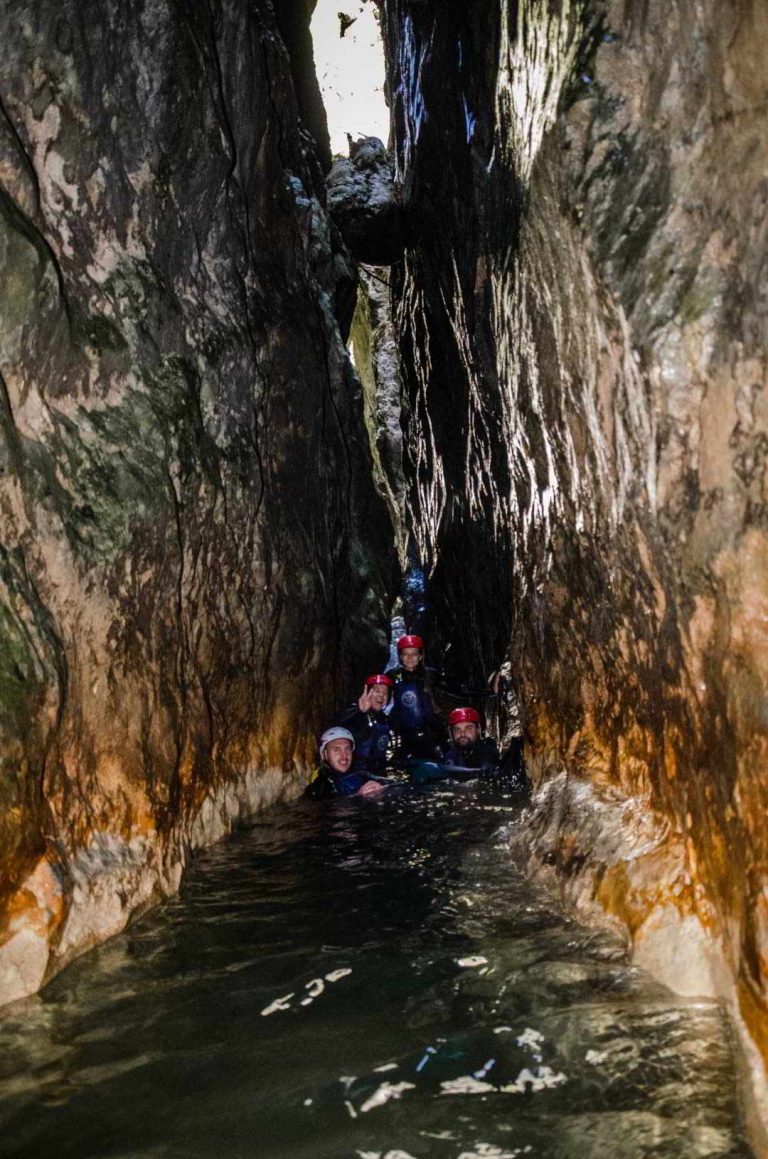 Grupna fotografija turista u uskom delu kanjona Nevidio