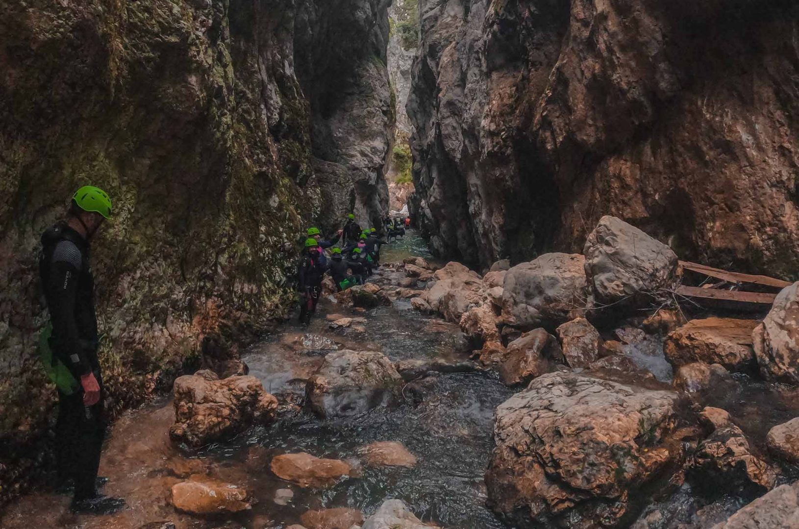 Prolazak turista kroz tesnac kanjona Nevidio