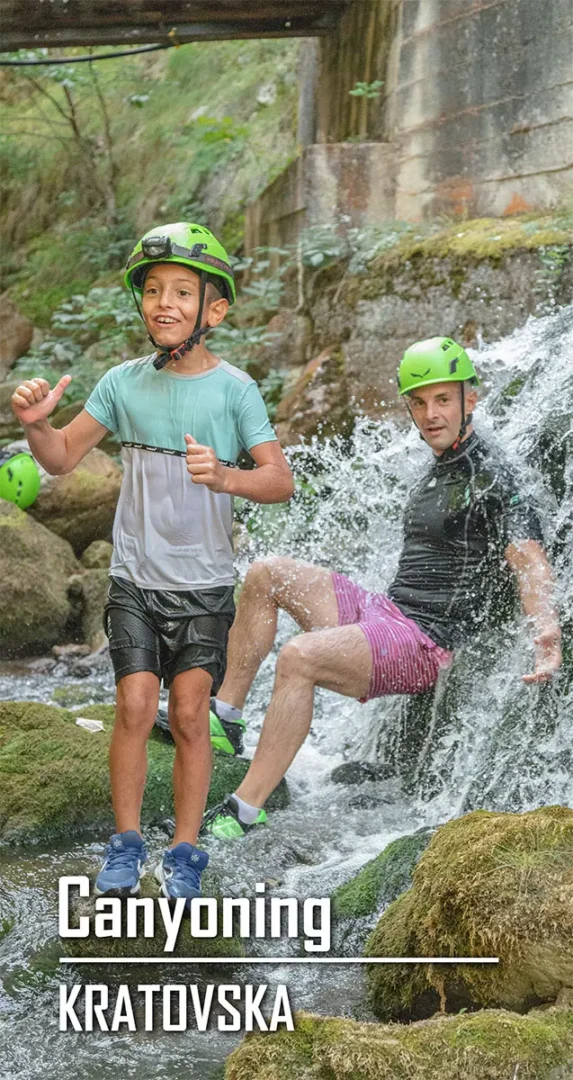 Nasmejani otac i sin sa zelenim kacigama prolaze kroz kanjon Kratovske reke u Priboju