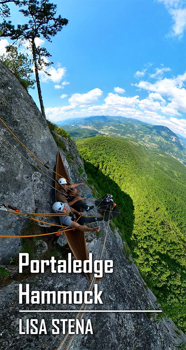 Ležaljka i platforma na litici Lise stene na kojima su po dve osobe a oko njih je panoramski pogled na Zlatiborski okrug